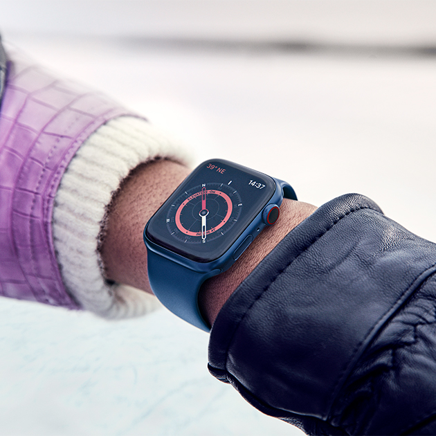 Nå nye høyder, lengder og dybder med GPS, malinger av sanntidshøyde og det innebygde kompasset til navigasjon Apple Watch Series med kompass på skjermen
