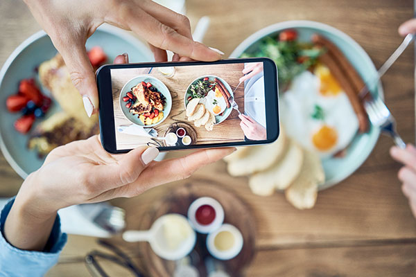 En mobil fotograferer en matrett