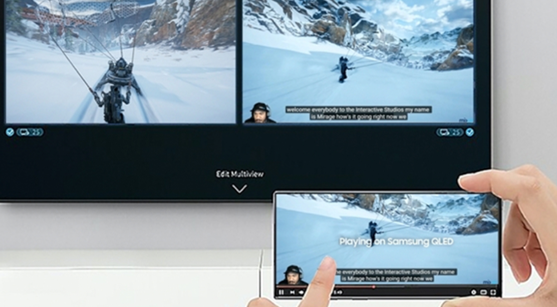 Med Game Multi View kan du spille på den ene siden av skjermen og speile mobilen din på den andre siden Person som speiler mobilen på TV-en