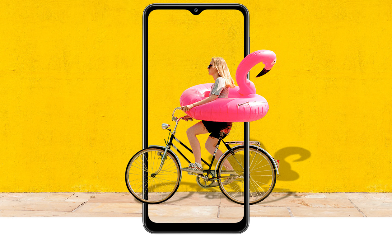 Utvid synsfeltet med Galaxy A32 5G Galaxy A32 5G og en bildesimulering av kvinne på sykkel med badedyr