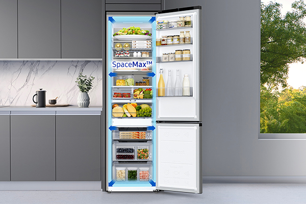 Samsung kjøleskap med SpaceMax Et åpent kjøleskap i rustfritt stål i et integrert kjøkken