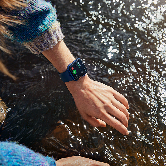 Apple Watch Series 6 holder deg I kontakt med dem og det som betyr mest En kvinne med en Apple Watch Series 6 på armen svarer på et innkommende anrop