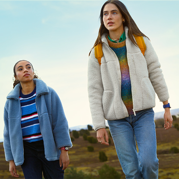 Finn din indre oppdagelsesreisende To kvinner i naturen med hver sin Apple Watch Series 6