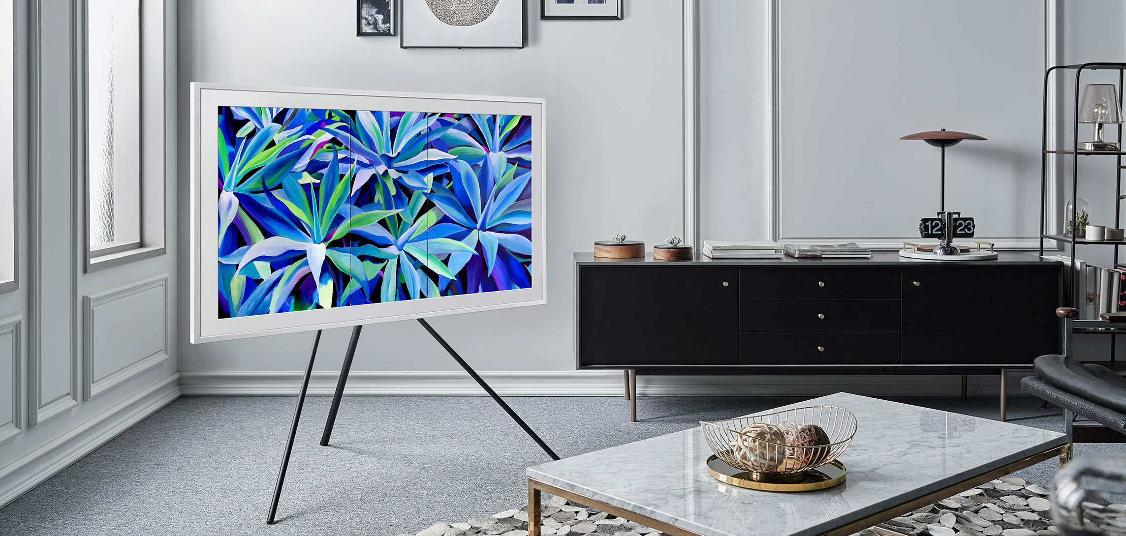 Med The Frame får du både underholdning i QLED-kvalitet og kunst å pryde TV-en med når den er slått av The Frame på stativ i stue