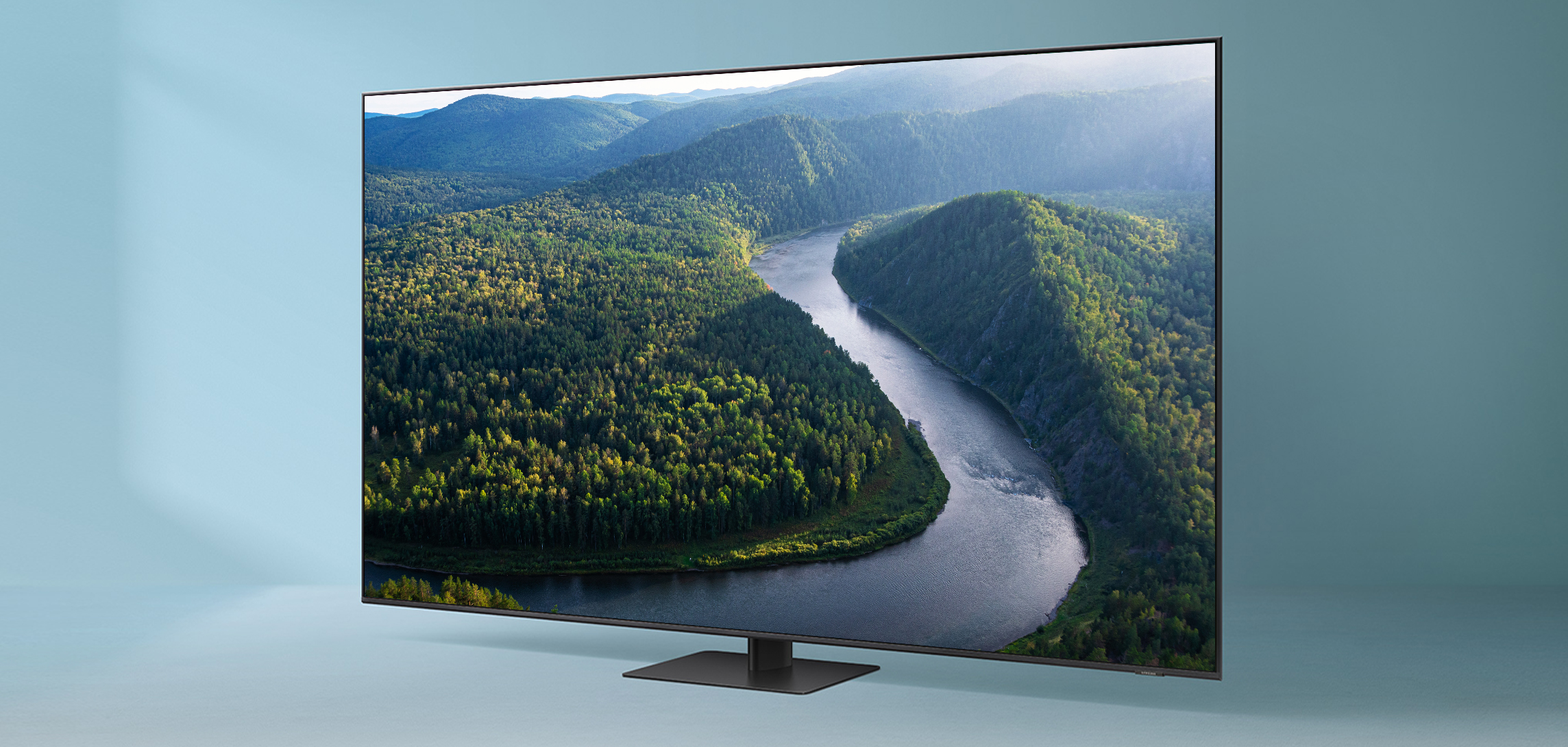 Smart-TV-en som med sin Quantum Dot-teknologi QLED-TV med fjell og elv