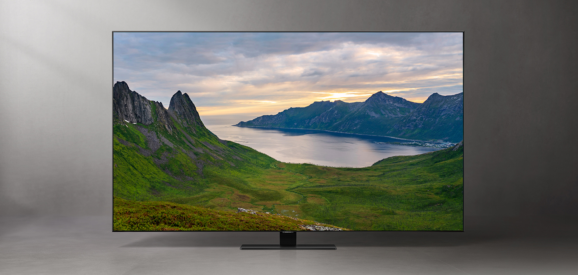 Opplev imponerende kontrast og nyanserte farger QLED-TV med fjell og fjord