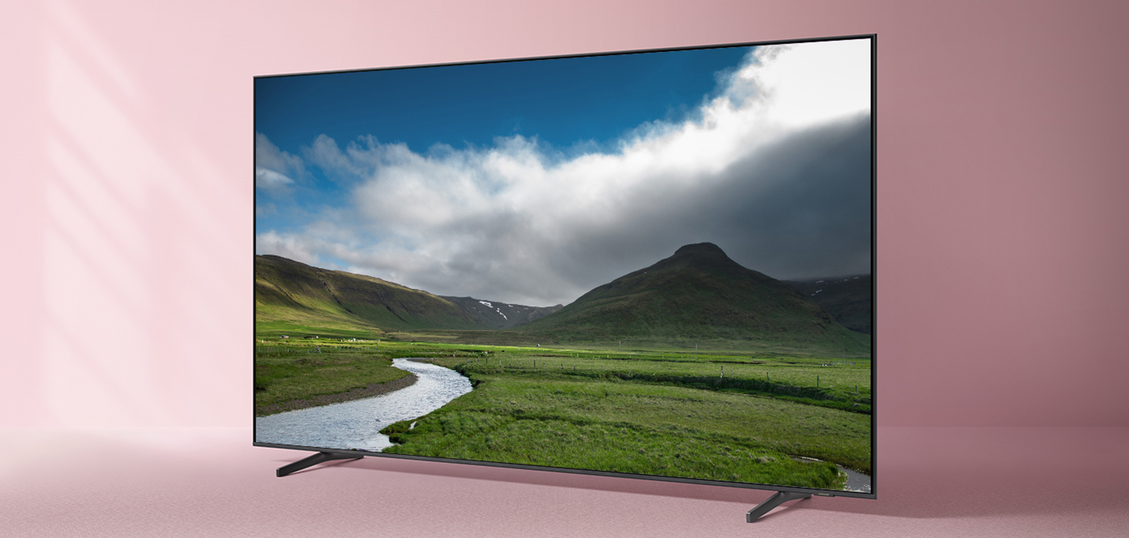 Opplev imponerende kontrast og nyanserte farger QLED-TV med fjell og elv