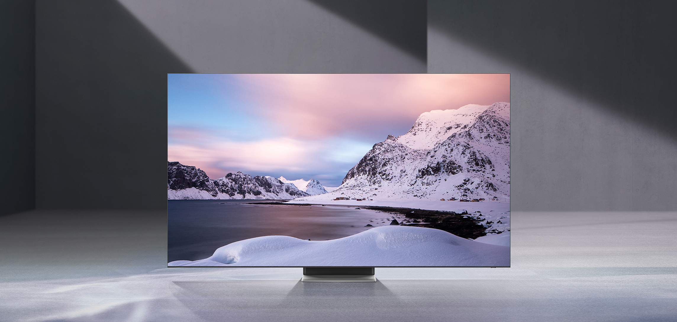 Vår beste Neo QLED 8K TV QLED-TV med vinterlandskap på bord