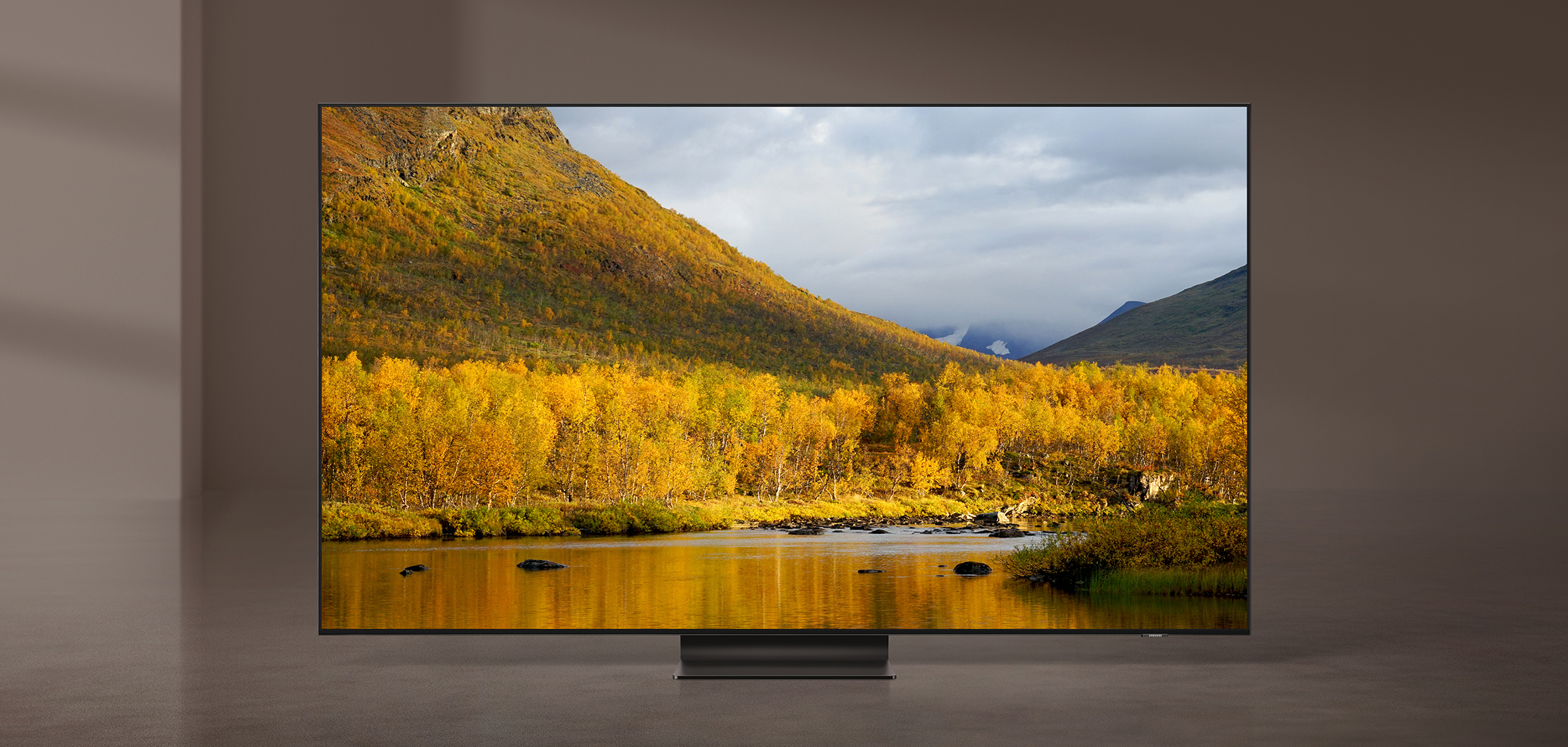 Samsungs Neo QLED tar bildekvaliteten til et nytt nivå QLED-TV med høstfarger på bord