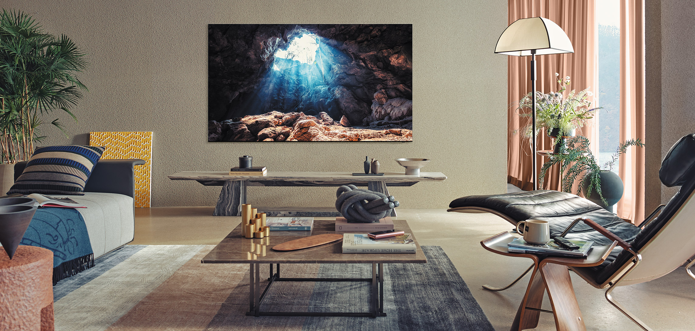 Quantum Mini LED er den nyeste teknologien innen QLED QLED-TV på vegg i stue