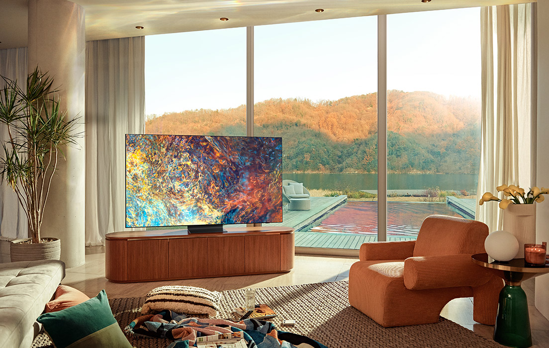 Fantastisk detaljrikdom og dype farger gir en bildeopplevelse utenom det vanlige 4K-tv på benk foran vindu