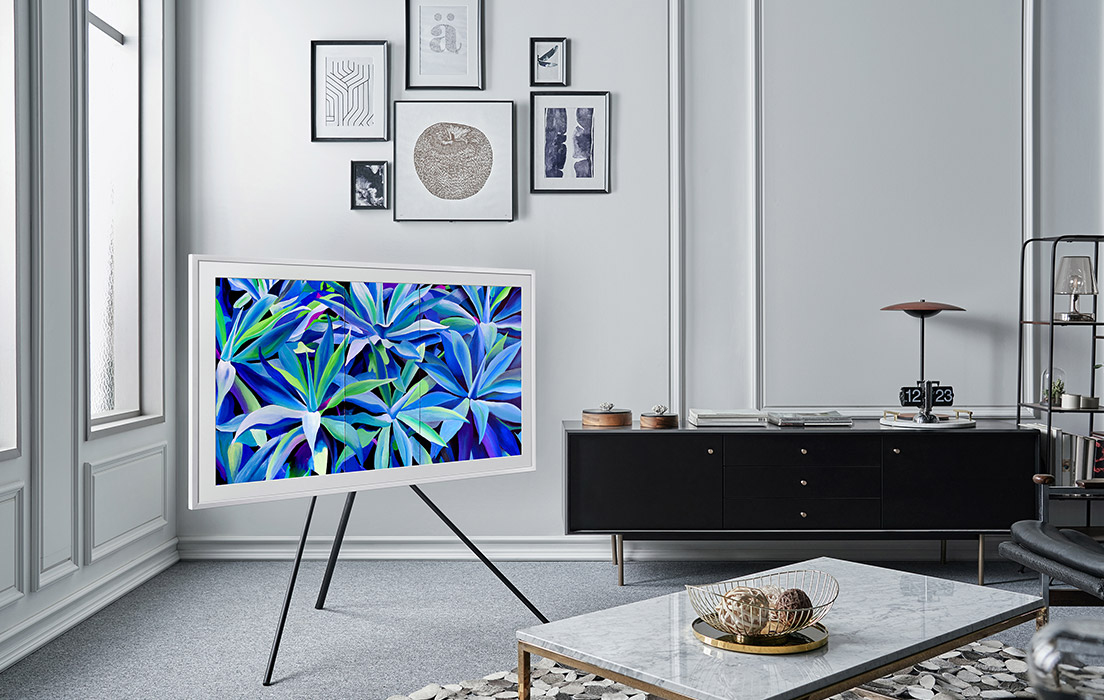 The Frame er TV-en som du kan tilpasse etter din personlige stil The Frame på stativ i stue