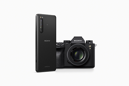 Profesjonell teknologi fra Alpha-kameraer Sony Xperia Pro ved siden av et kamera