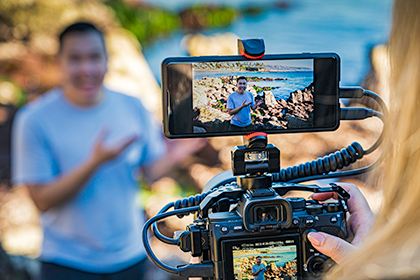 Live-streaming med 5G Sony Xperia Pro montert på profesjonelt kamera og brukt til live-streaming