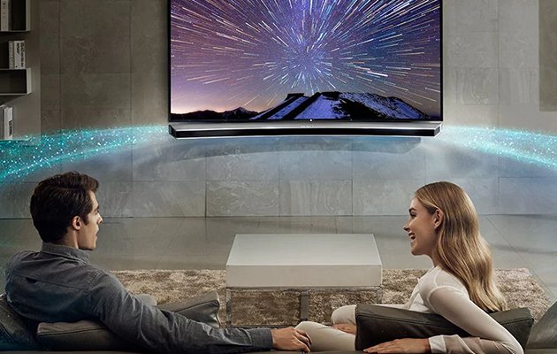 Guide - Finn lydplanken som passer for deg Bilde av par med TV med lydplanke