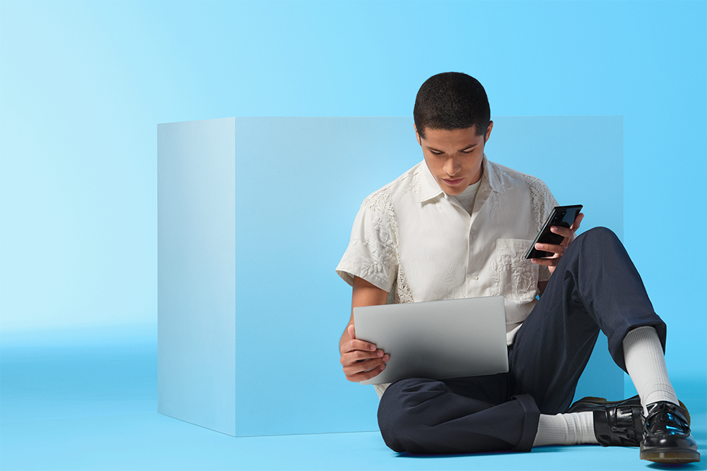 Windows 11 lar deg maksimere kreativiteten Mann sitter på gulvet med en Windows 11 PC