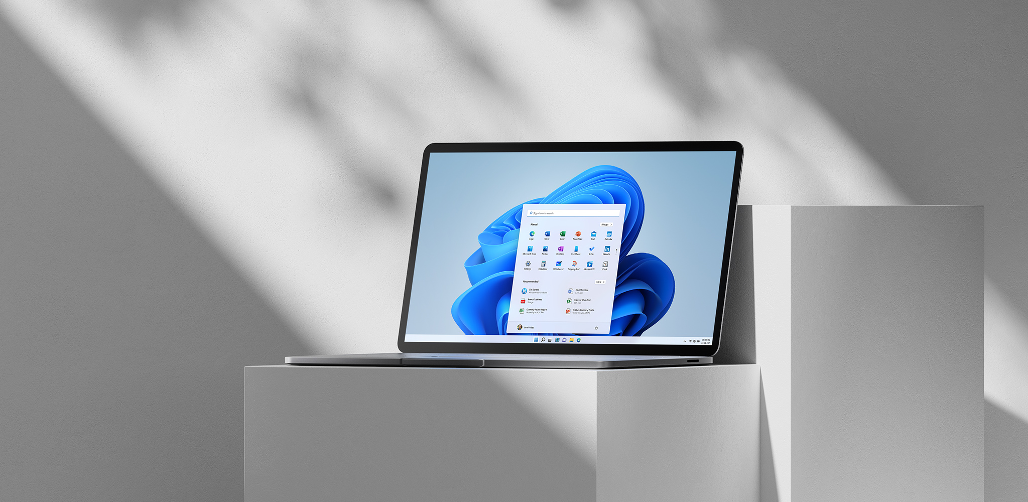 Windows 11 - fremtidens OS Windows 11-PC med hjemskjermen oppe