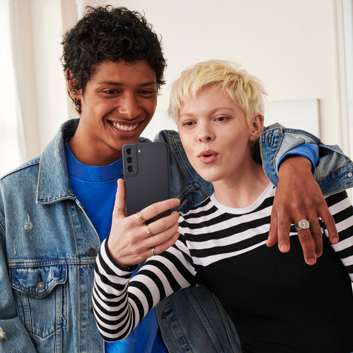 Stor skjerm og ripesikkert glass 3 Samsung Galaxy S21 FE med kvinne og mann