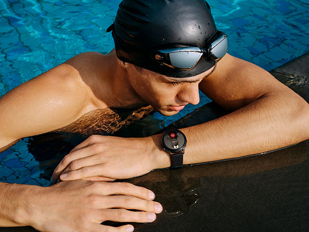 eSIM holder deg tilgjengelig Huawei Watch 3 på armen til en svømmer som mottar et anrop