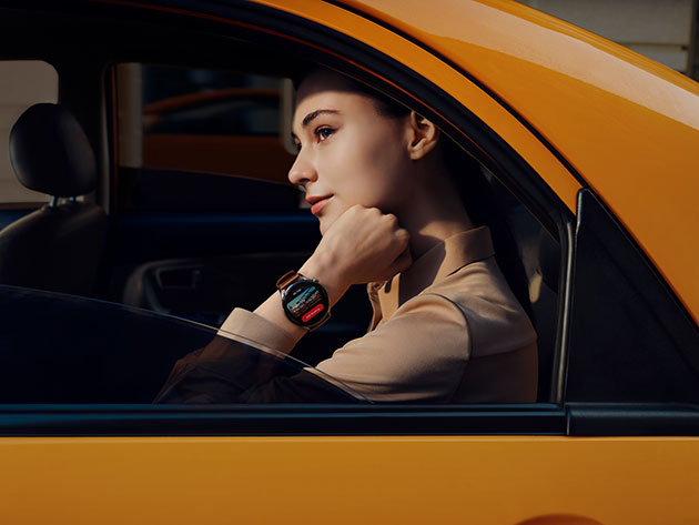 Tilpass urskiven med widgets Huawei Watch 3 på armen til en kvinne i en bil