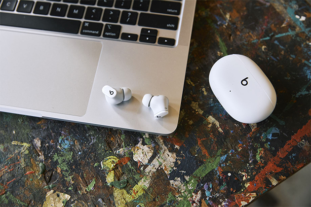 Beats Studio øretelefonerne er enkle å koble sammen med Apple- og Android-plattformer Beats Studio øretelefoner og ladeetui ved en MacBook