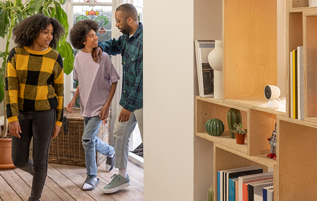 Nest Cam viser deg hva som skjer hjemme Familie kommer inn i stue med Nest Cam i hylle