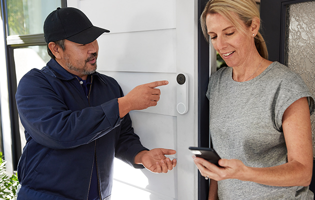 Hvis du går glipp av et varsel eller en annen hendelse, kan du gå tilbake og se hva som har skjedd Mann og kvinne ved utgangsdør med Nest Doorbell