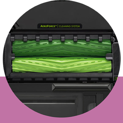 Roomba® j7/Roomba® j7+ -robotstøvsugar En svart robotstøvsuger med undersiden opp