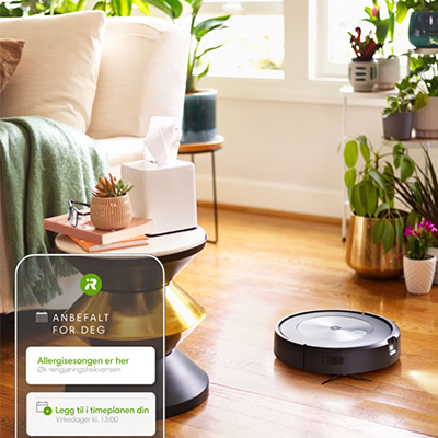 Roomba® j7/Roomba® j7+ -robotdammsuger En svart robotstøvsuger sett fra siden