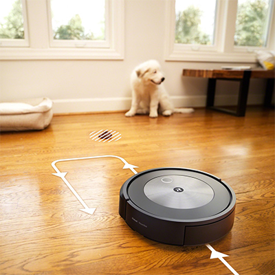 Roomba® j7/Roomba® j7+ - Robotstøvsugere Robotstøvsugere i et rom med en hund