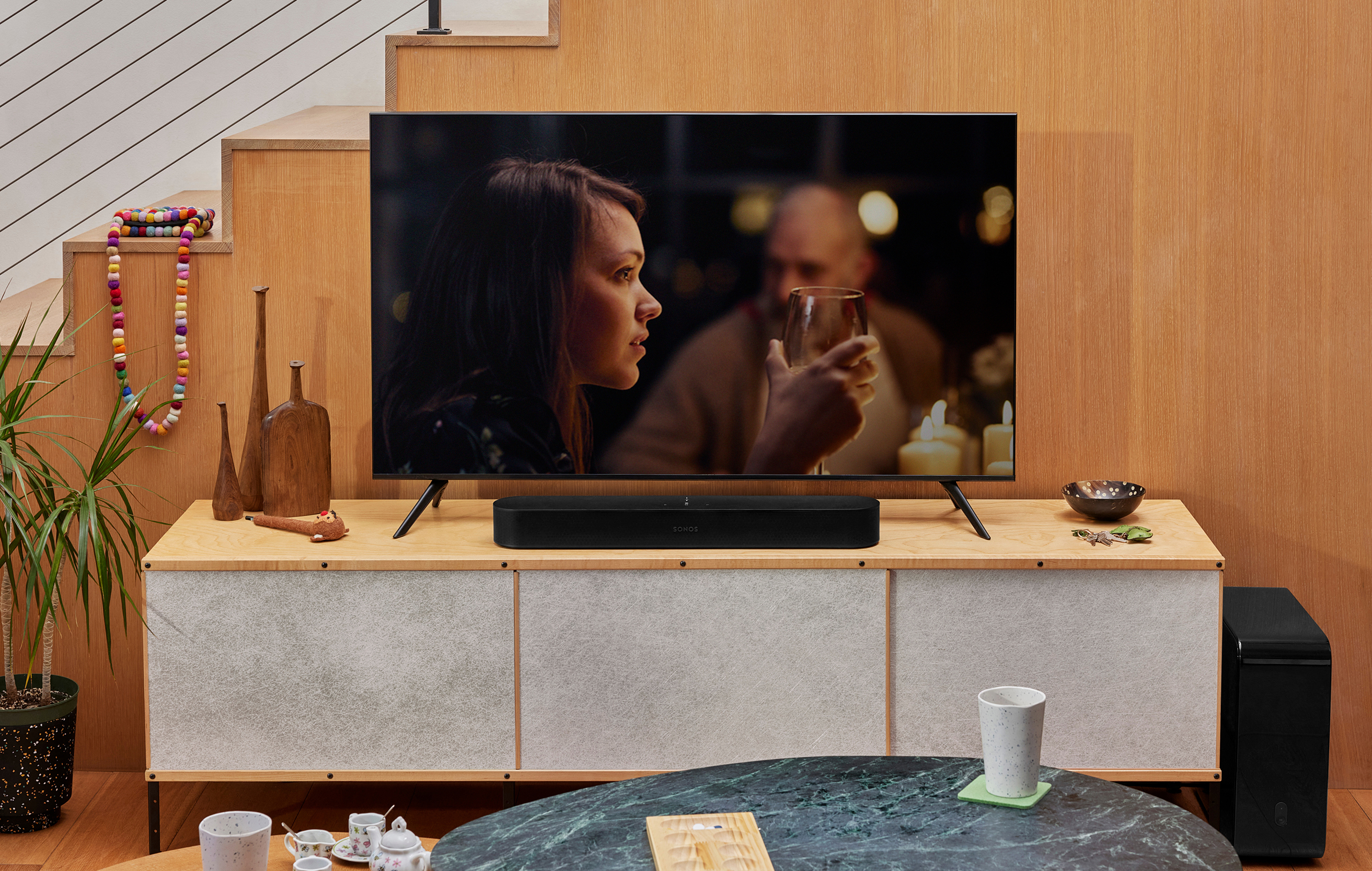 Opplev en 3D surroundlydeffekt med Dolby Atmos Sonos Beam (Gen 2) og TV