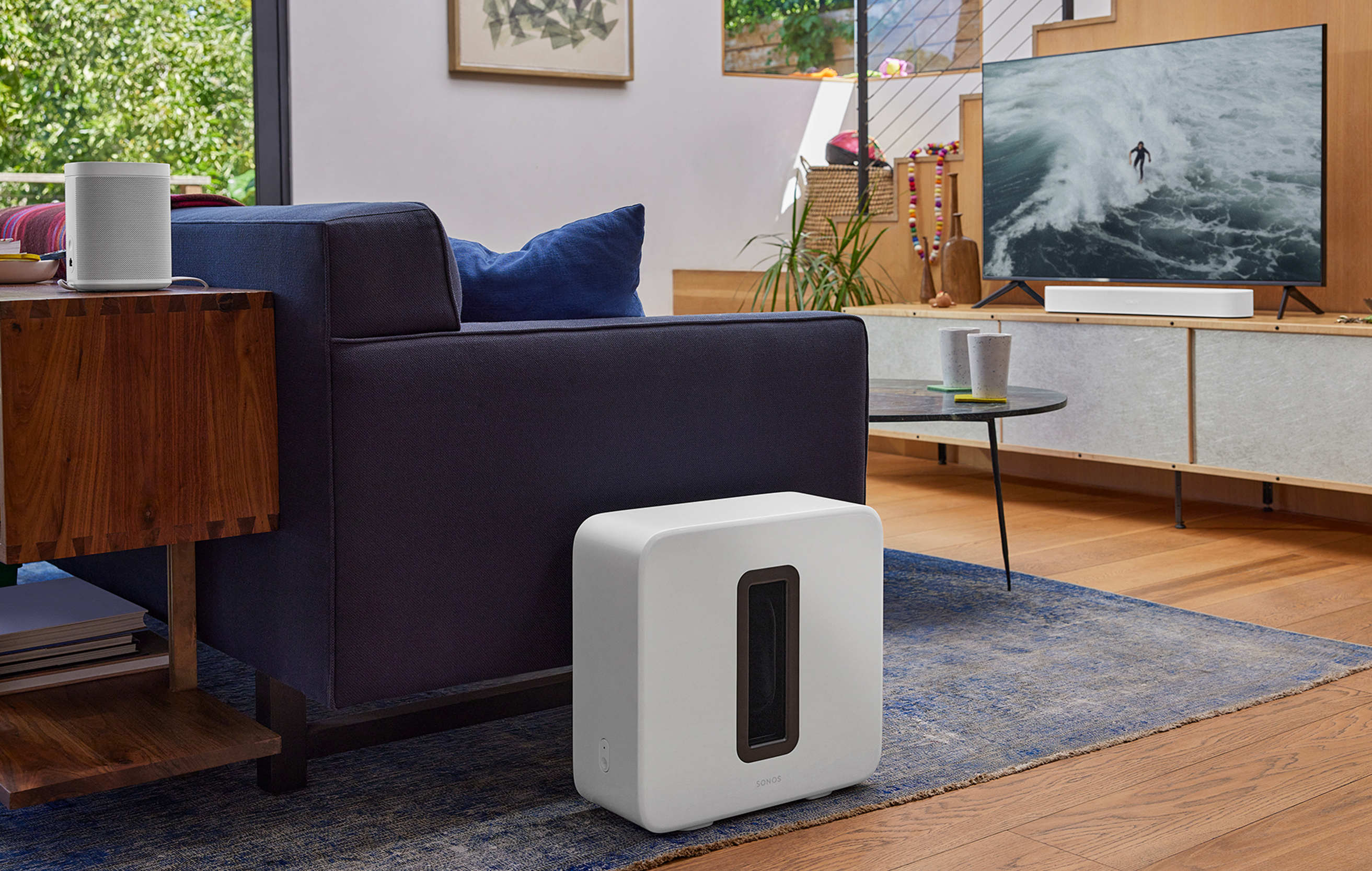Teknologien med Trueplay-justering optimaliser lyden til rommets unike akustikk Sonos Beam (Gen 2) og sub i stue