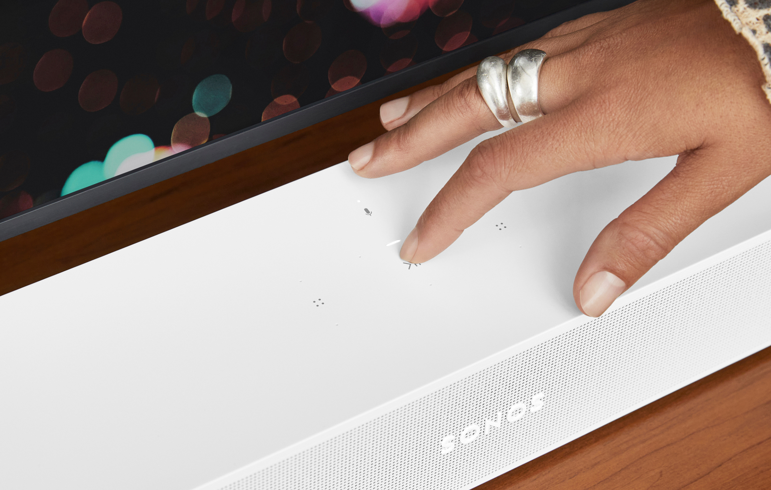 Strøm musikk, radio, lydbøker og podkaster fra alle favorittjenestene dine Hånd som trykker på Sonos Beam (Gen 2)