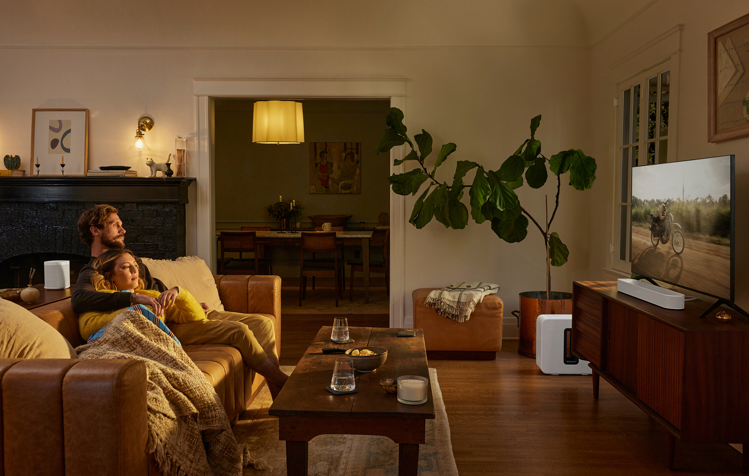 Høy kvalitet, selv med lavt volum Sonos Beam (Gen 2) og par som ser på TV