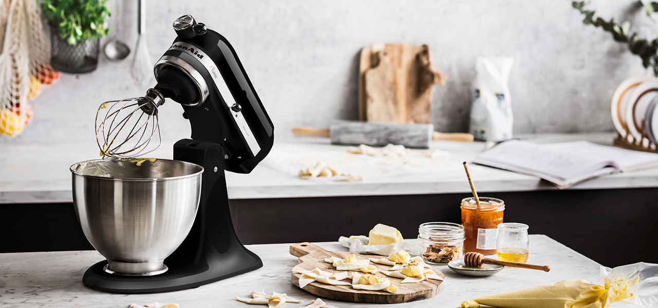KitchenAid Sort kjøkkenmaskin med wienerbrød i forkant