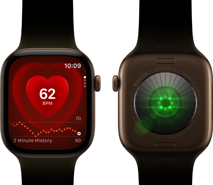 To Apple Watch Series 12-enheter med urkasse av aluminium i mørk bronse og Sport Band i oliven. Én av dem viser Puls-appen på skjermen, mens den andre viser baksiden av klokken med systemet for sporing av helse og glødende grønne LED-lys