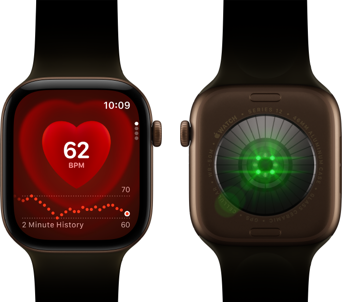 To Apple Watch Series 12-enheter med urkasse av aluminium i mørk bronse og Sport Band i oliven. Én av dem viser Puls-appen på skjermen, mens den andre viser baksiden av klokken med systemet for sporing av helse og glødende grønne LED-lys