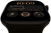 Apple Watch Series 12 med urkasse av aluminium i mørk bronse og Sport Band i oliven. På urskiven vises komplikasjonene dag og dato, treningsøkter, aktivitetsringer og Musikk. På høyre side av urkassen vises Digital Crown.