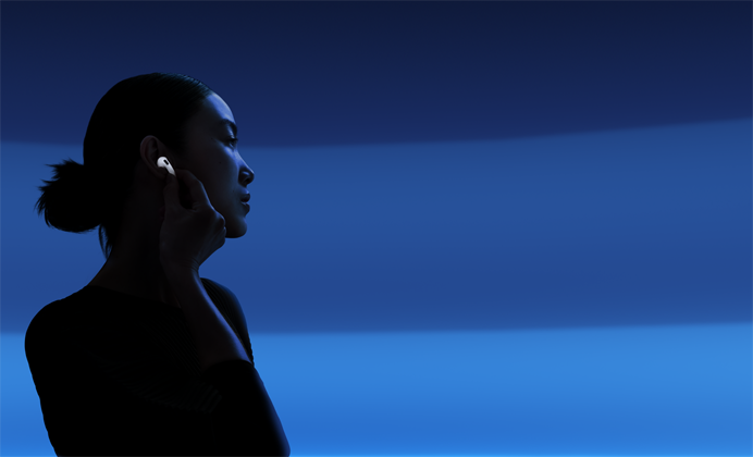 En person som holder i stilken på AirPods 5 med tommel og pekefinger for å bytte lyttemodus