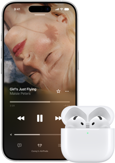iPhone ved siden av AirPods i et ladeetui som er åpent