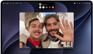 MacBook Pro med PROLED XDR-skjerm i fargen sølv viser en videosamtale med to personer i en solrik by som vinker til en person som er hjemme