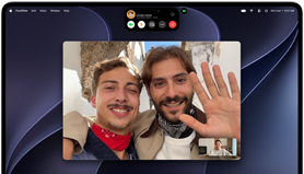 MacBook Pro med PROLED XDR-skjerm i fargen sølv viser en videosamtale med to personer i en solrik by som vinker til en person som er hjemme