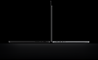 En 16-tommers MacBook Pro med PROLED XDR-skjerm i fargen stellarsvart ligger åpen. På høyre side vises tre porter og teksten 1,82 kg. En 14-tommers MacBook Pro med PROLED XDR-skjerm i fargen sølv ligger åpen. På venstre side vises fire porter og teksten 1,38 kg.
