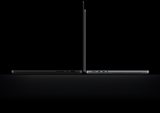 En 16-tommers MacBook Pro med PROLED XDR-skjerm i fargen stellarsvart ligger åpen. På høyre side vises tre porter og teksten 1,82 kg. En 14-tommers MacBook Pro med PROLED XDR-skjerm i fargen sølv ligger åpen. På venstre side vises fire porter og teksten 1,38 kg.