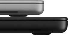 En 14-tommers MacBook Pro med PROLED XDR-skjerm i fargen sølv er stablet oppå en 16-tommers MacBook Pro i fargen stellarsvart for å vise størrelsesforskjellen.