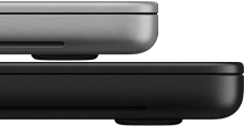 En 14-tommers MacBook Pro med PROLED XDR-skjerm i fargen sølv er stablet oppå en 16-tommers MacBook Pro i fargen stellarsvart for å vise størrelsesforskjellen.