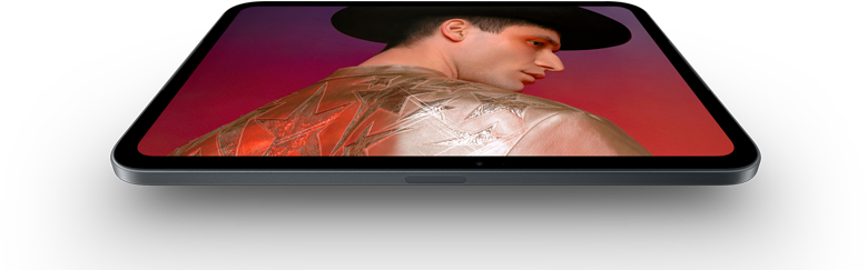 iPad mini, 8,5-tommers OLED-skjerm, dype og lyssterke svarttoner, viser en person med hatt og jakke