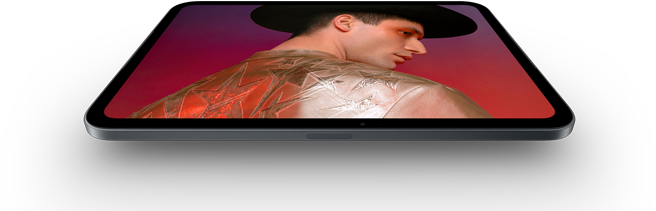 iPad mini, 8,5-tommers OLED-skjerm, dype og lyssterke svarttoner, viser en person med hatt og jakke