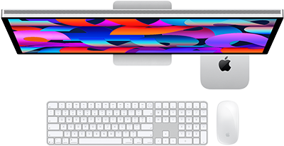 Mac mini plassert under Studio Display, Magic Keyboard med talltastatur, Magic Mouse