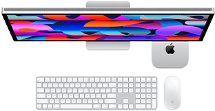 Mac mini plassert under Studio Display, Magic Keyboard med talltastatur, Magic Mouse